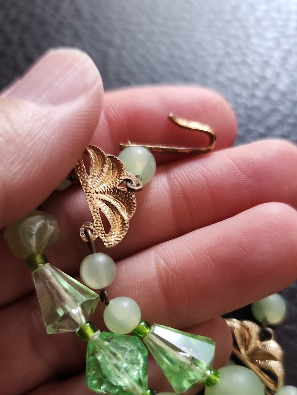 VTG Green Beaded Necklace - Elegant Light Green Statement Jewelry - Picture 8 of 9